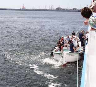 Nur über das Ausbooten geht es auf die Insel