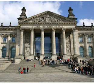 Reichstagsgebäude mit Besucherschlage