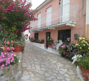 Seitlich der Taverne