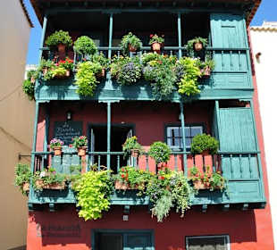 Typische Holzbalkone an der Avenida Maritima