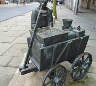 Impressionen vom Denkmal Granatfrau