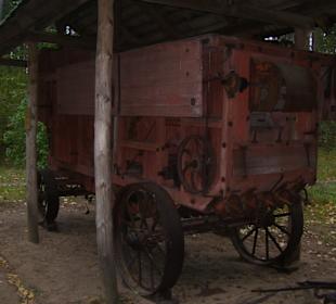 Remise mit altem Wagen