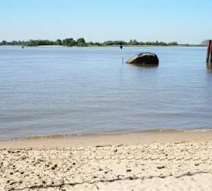 Wrack "Uwe" am Strand von Blankenese