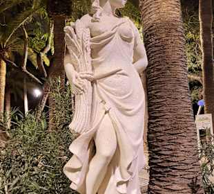 Eine der vielen Statuen 