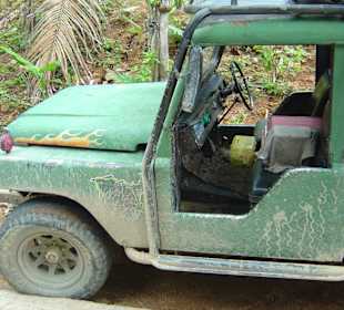 Das Innere des Jeeps mit Verbandskasten