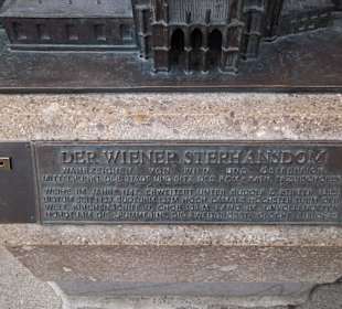 Detailní nápis pod replikou Stephansdomu