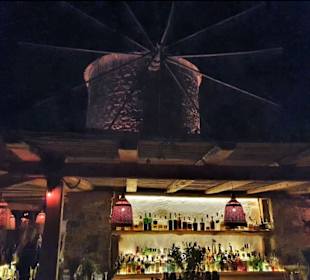 Bar im Innenbereich - mit Mühle im Hintergrund 