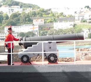 Kanonenschuß mittags im Cornet Castle