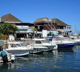 Boote an den Stegen des Hafens von Saint Gilles
