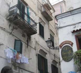 Gasse in Amalfi: Idyll über Touristenstrom