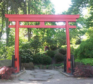 Tor direkt hinter dem Haupteingang