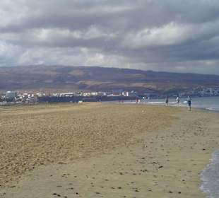 Blick vom Sandstrand auf Playa del Ingles