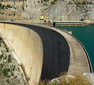 Der Staudamm selbst in voller Pracht