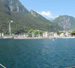 Blick bei Riva del Garda zum Gardasee