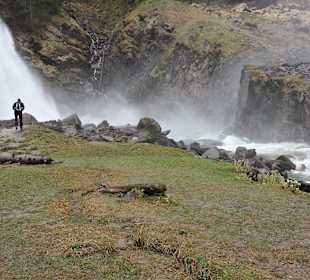 Am Fuße des Wasserfalles