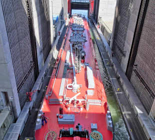 Einfahrt eines Schiffes in den Trog