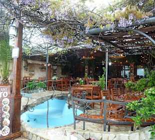 Außenterrasse mit Blick auf das Wasser