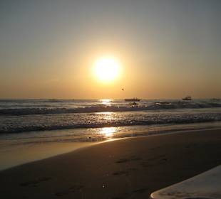 Sonnernuntergang am öffentlichen Strand