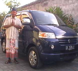 Yogi Wisnu mit seinem Auto (Vollkasko versichert)