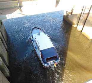 Sportboot in der Schleuse des Sperrwerkes