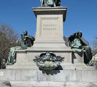 Übergroß: Friedrich Rückert auf dem Marktplatz