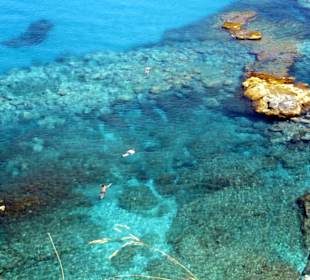 Schnorchler im glasklaren Meer