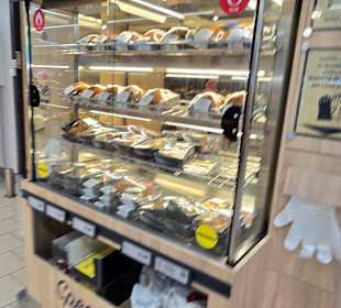 Warmes Essen und Beilagen unten