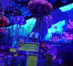 Futuristischer Bereich mit Fahrgeschäften