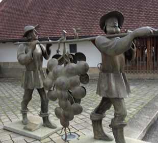 Brunnenplastik Traubenträger Linsenhofen