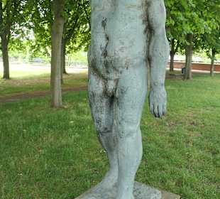 Die Bronzeplastik Großer Schreitender Mann