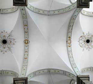 Blick zur Decke der Kirche St. Maximilian