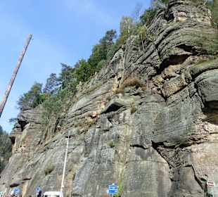 Übige Felsen gleich am Ortseingang