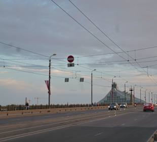 Biblioteka Narodowa po drugiej stronie rzeki
