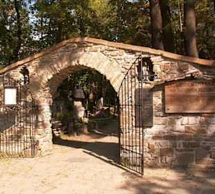 Wejście na cmentarz