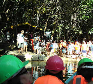 Inzwischen warten schon einige Besucher 