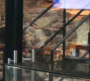 Blick durch ein Schaufenster zu den Baderuinen