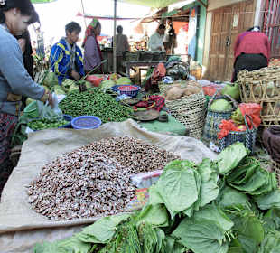 Trockenfisch und verschiedene Gemüse