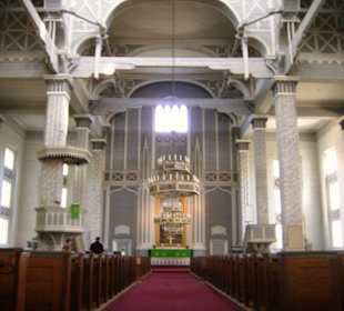 In der größten Holzkirche der Welt