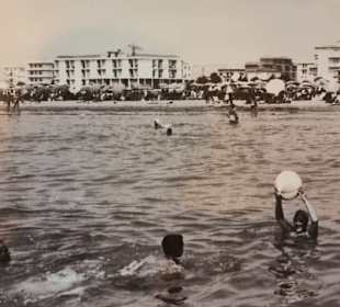 Am Strand in den 60er Jahren