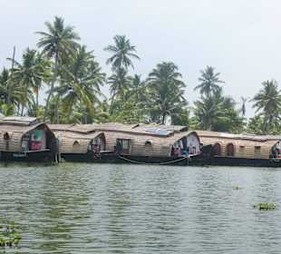 Hausboote an den Liegeplätzen