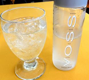 Eiskaltes Mineralwasser aus Norwegen