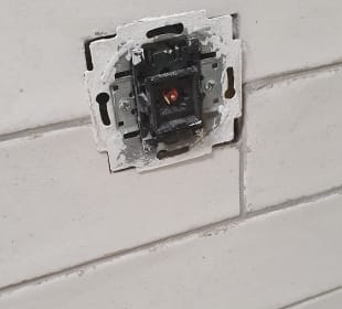 Offene Schalter und Steckdosen im Poolbereich Hotel Kammweg