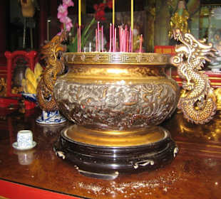 Gefäß mit Drachenfiguren auf dem Altar.