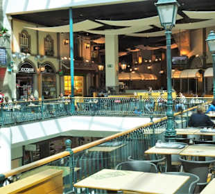 Rundgang durch das Einkaufszentrum Via Catarina