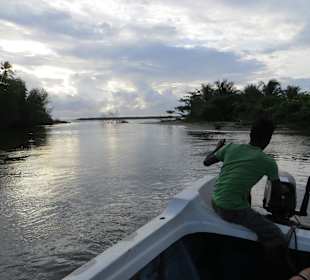 Flussfahrt vor dem Club Hotel Dolphin mit Haralds Boot