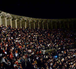 Das komplett gefüllte Amphitheater in Aspendos