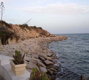 Kaffee trinken direkt am Meer