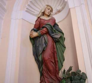 Heiligenfiguren in kleiner Kapelle