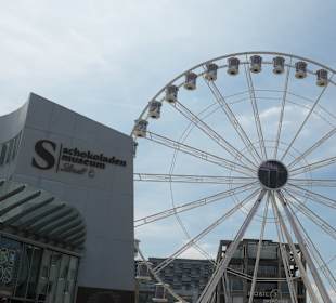 Blick zum Kölner Riesenrat am Schokoladenmuseum