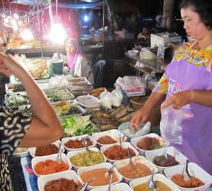 Der Bangtao Nacht-Markt mit Angeboten 014